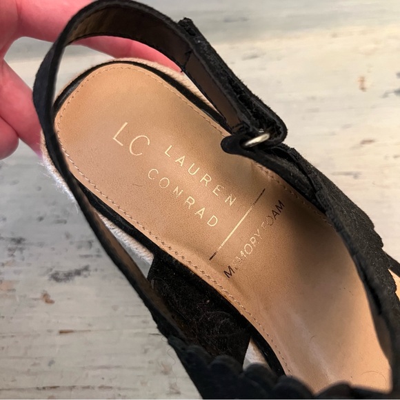 Lauren Conrad Scalloped Black Faux Suede Espadrille Wedge Heel Sandal 8.5 GC - Picture 6 of 6